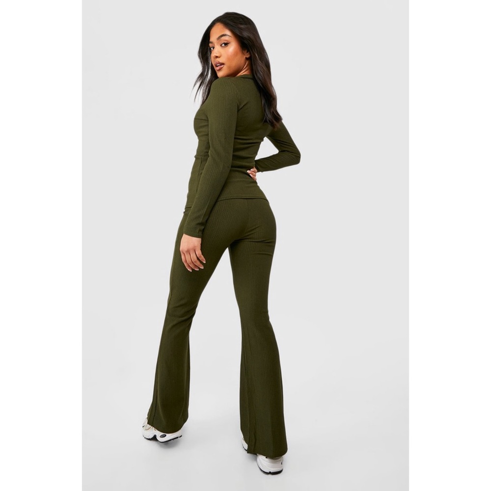 PETITE CRINKLE RIB FLARE Boohoo